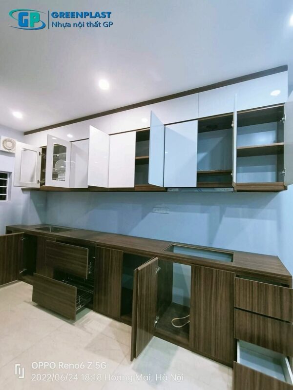 thiết kế tủ bếp nhựa GP vân gỗ mun sang trọng